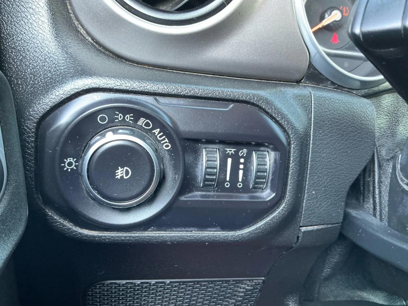 Used 2018 Jeep Wrangler Unlimited Sport S image 33