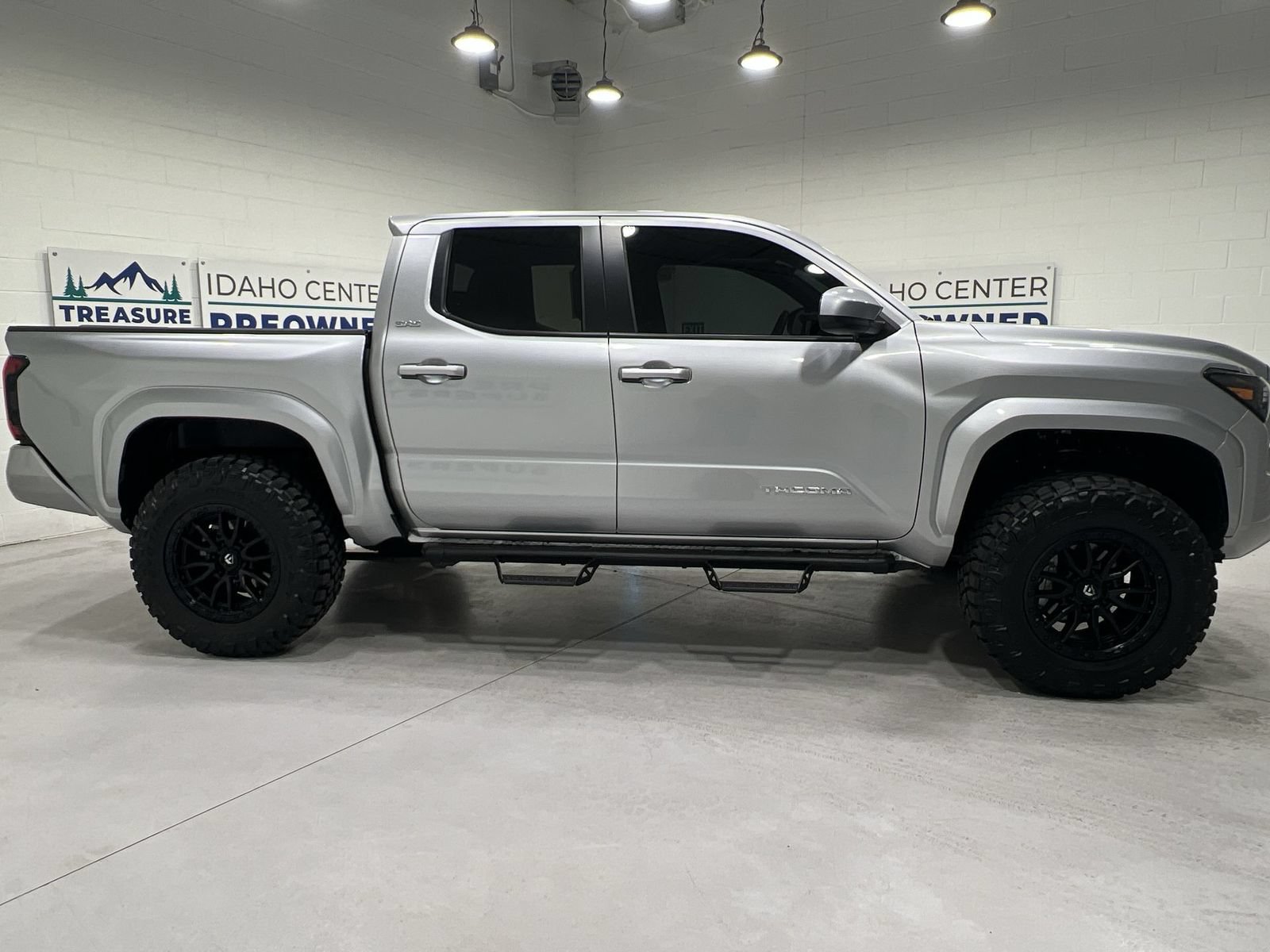 Used 2025 Toyota Tacoma SR5 AWD/4WD image 9