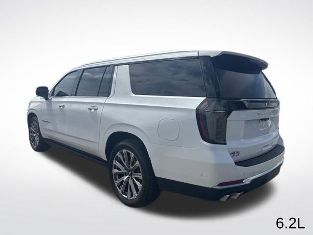 Used 2025 Chevrolet Suburban High Country image 3