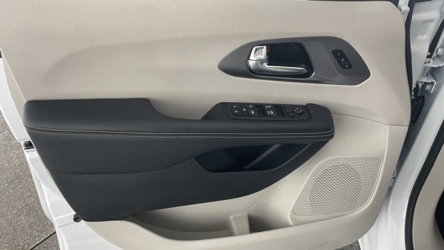 Used 2024 Chrysler Pacifica Touring-L image 34