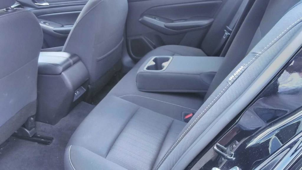 Used 2024 Nissan Altima 2.5 SV FWD image 5