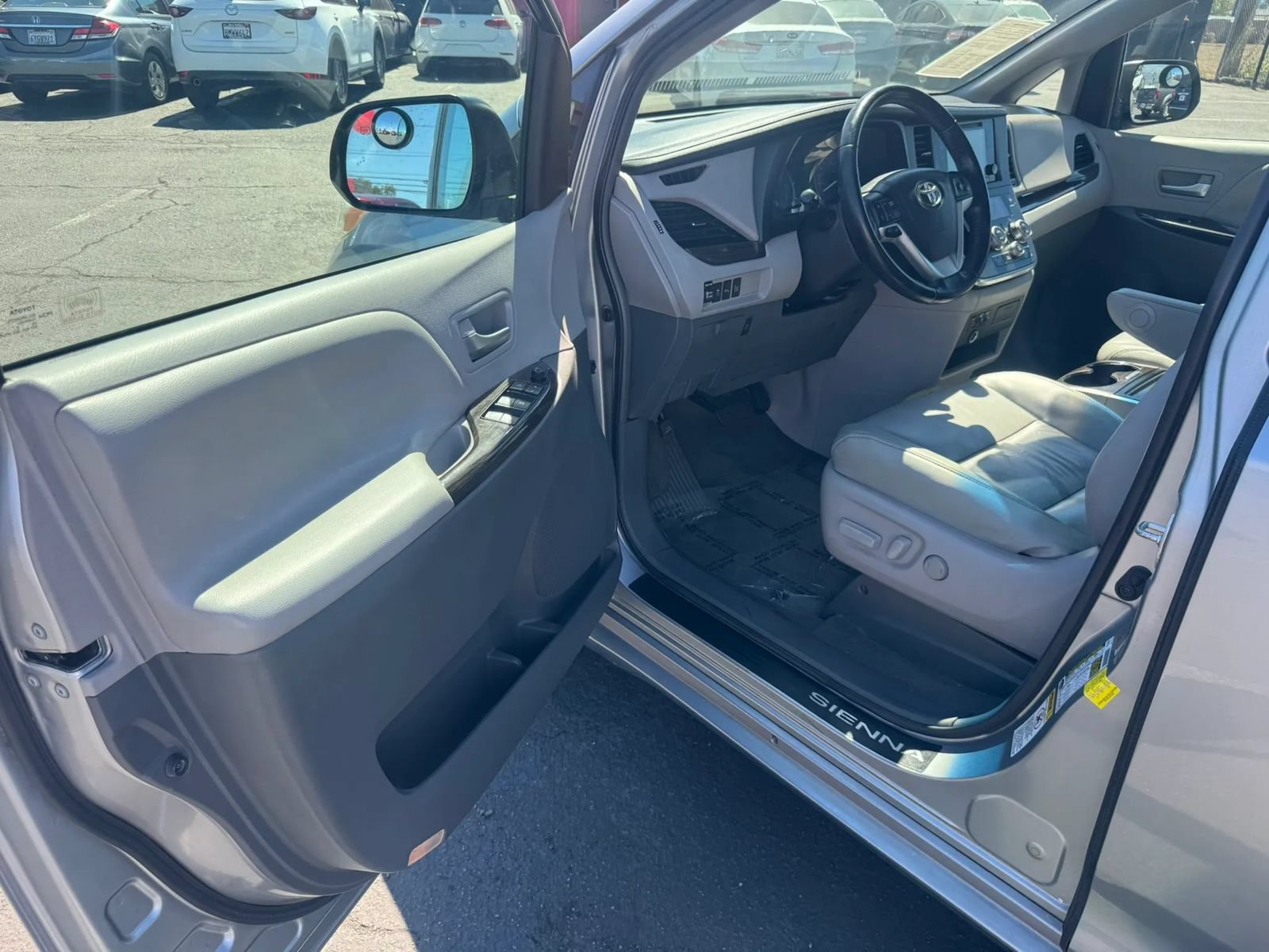 Used 2016 Toyota Sienna XLE w/ XLE Navigation Package FWD image 17