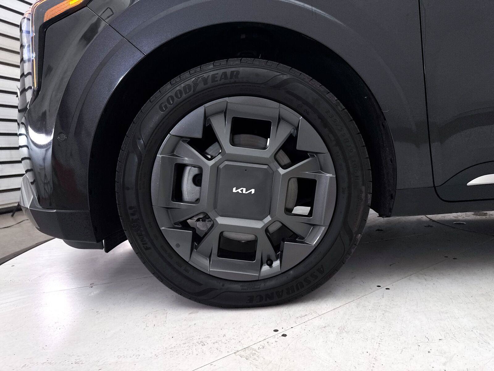 Used 2025 Kia Carnival SX FWD image 18