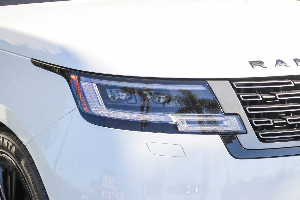 Used 2024 Land Rover Range Rover SE AWD/4WD image 4