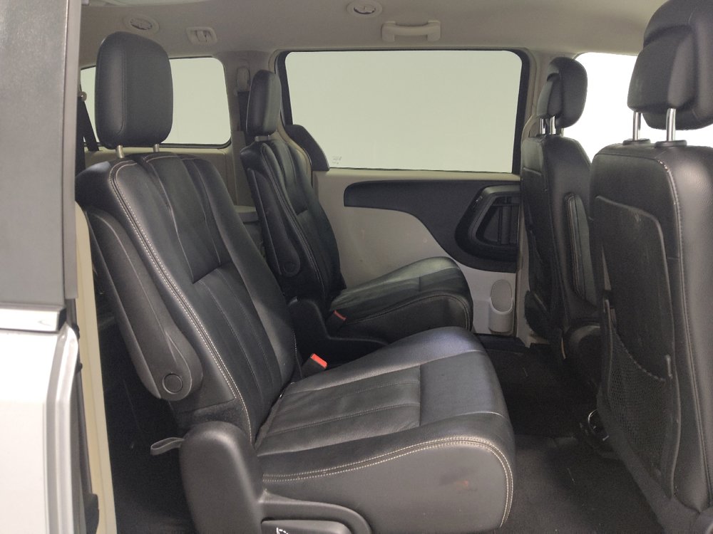 Used 2016 Chrysler Town & Country Touring image 19