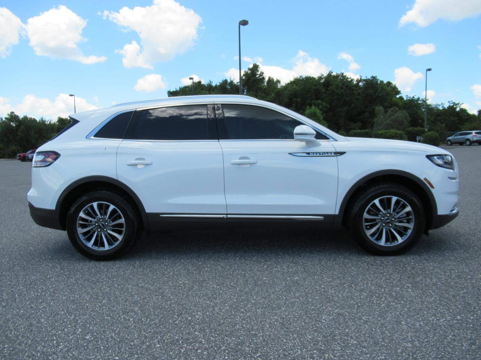 Used 2022 Lincoln Nautilus FWD w/ Premium Package image 2