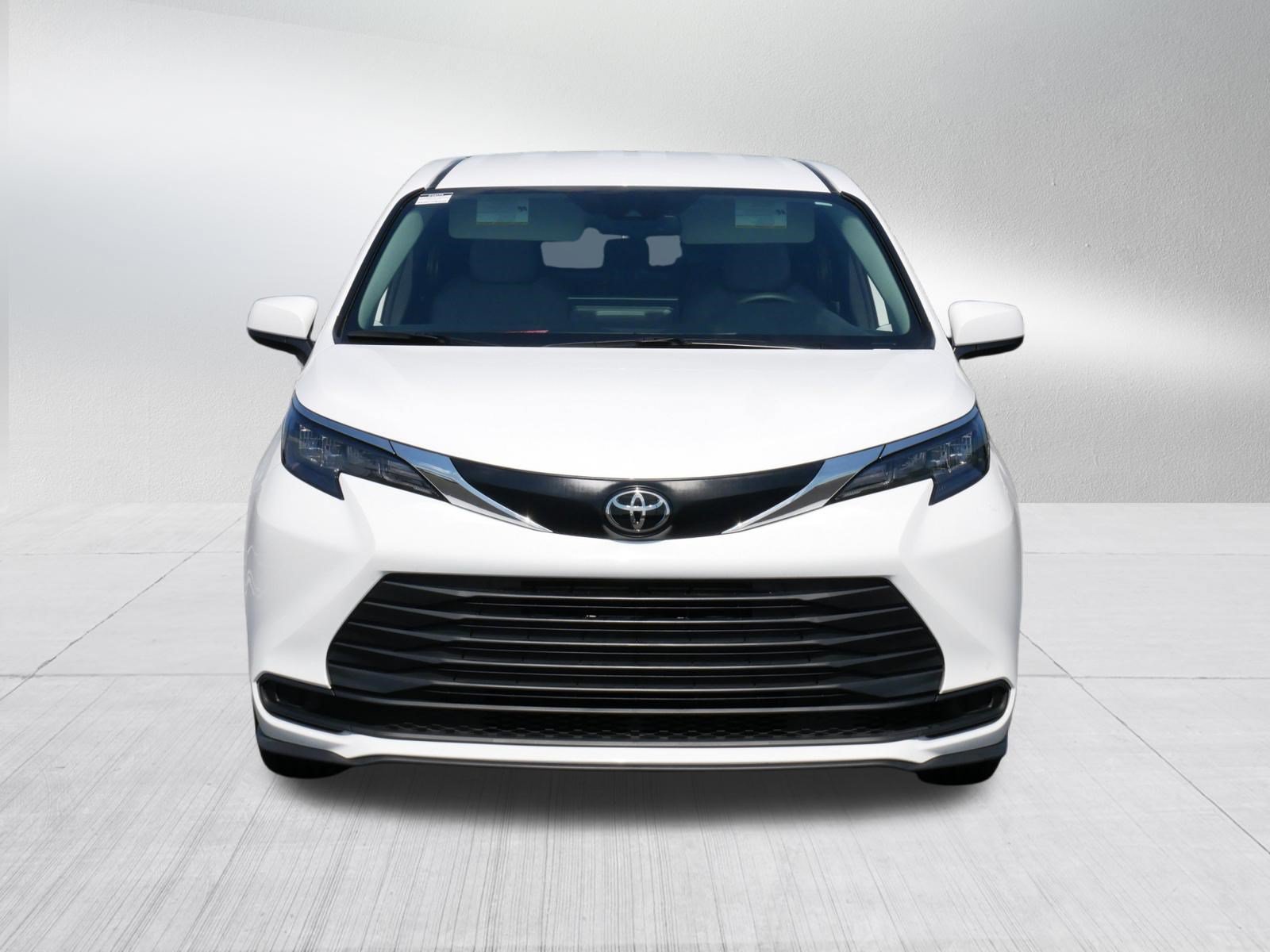 Certified 2026 Toyota Sienna LE FWD image 2