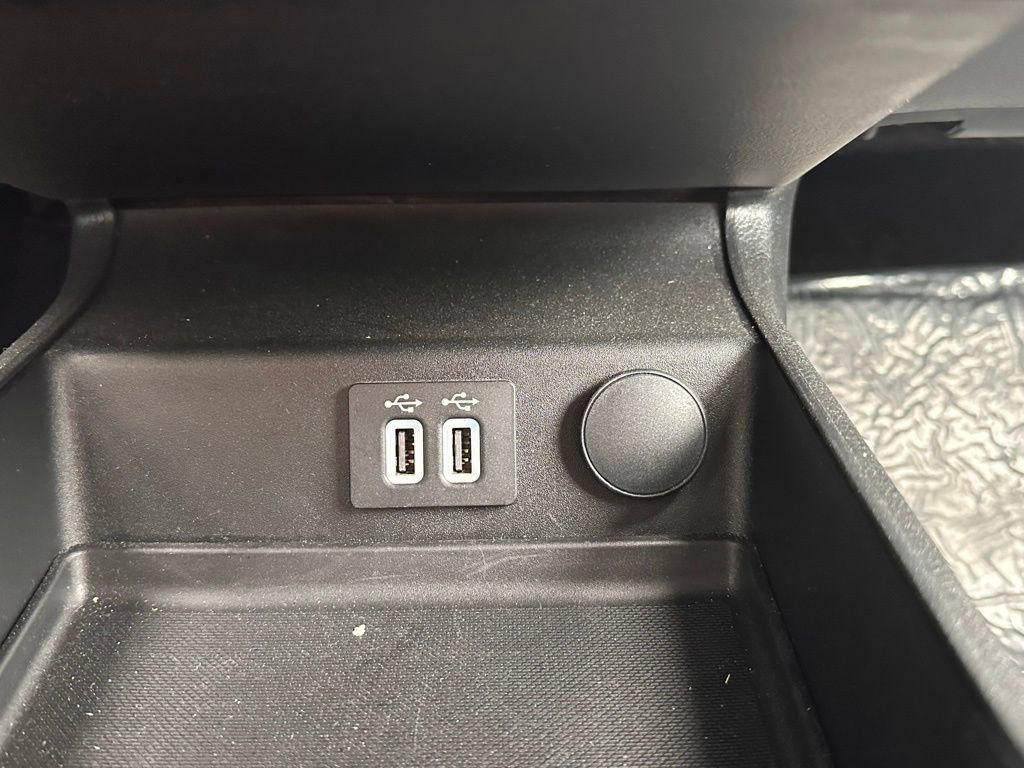 Used 2020 Ford Fusion SE image 32