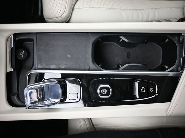 Used 2022 Volvo XC60 B5 Inscription w/ Climate Package image 11