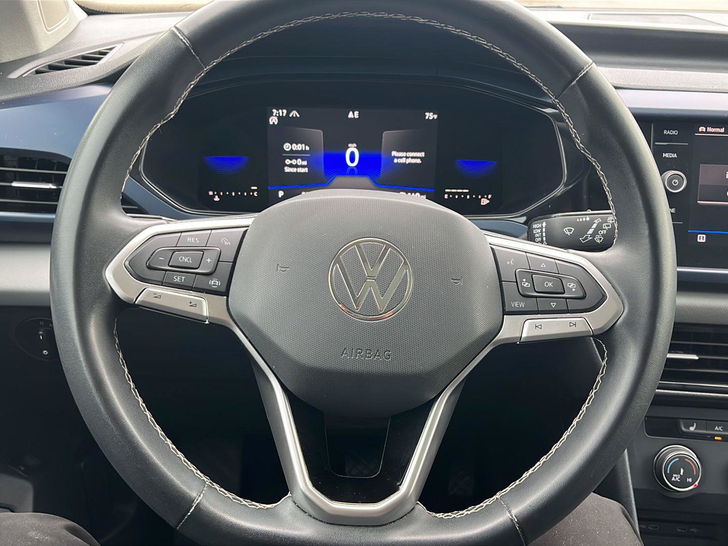 Used 2022 Volkswagen Taos SE FWD image 6
