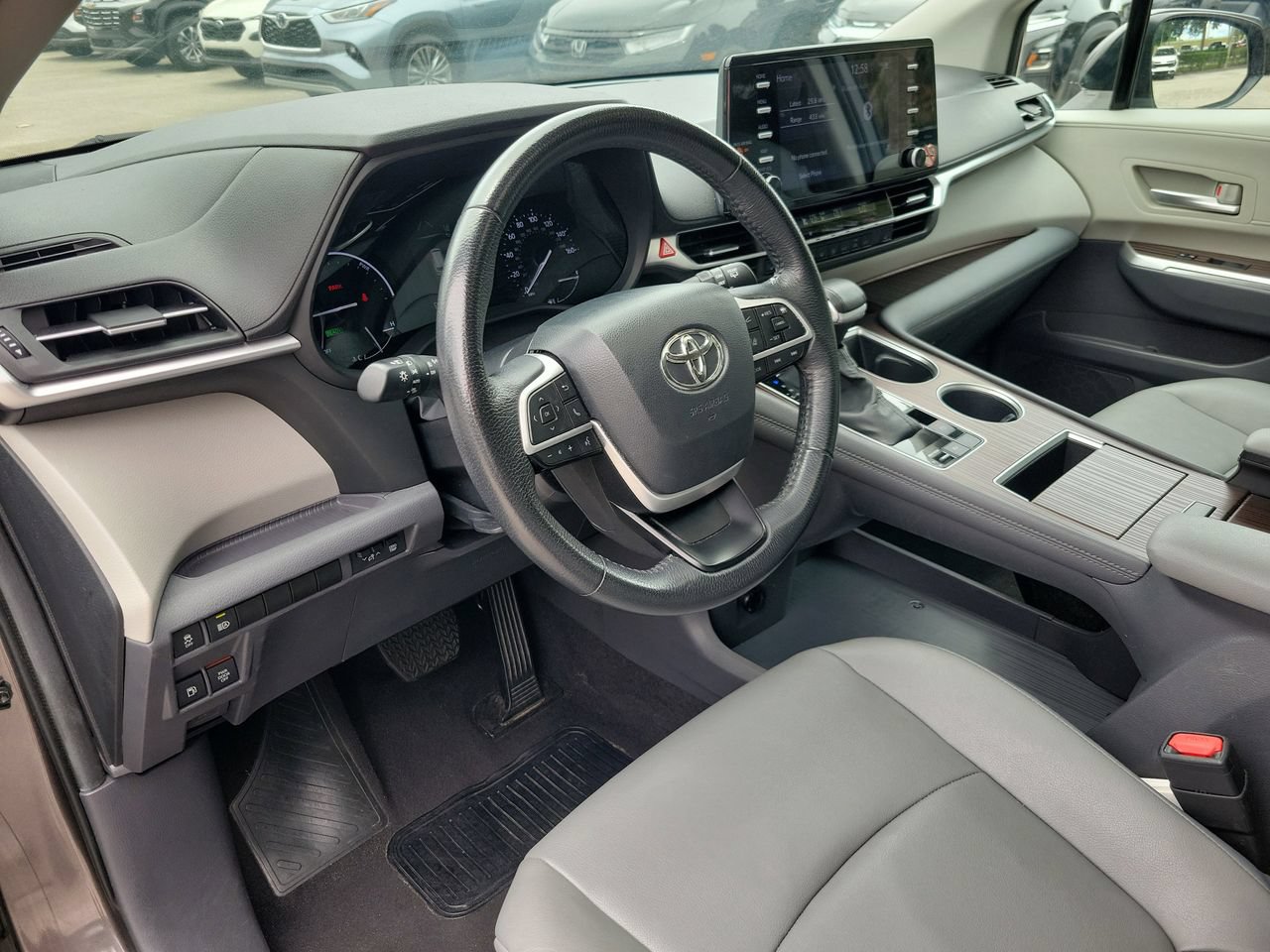 Used 2024 Toyota Sienna XLE FWD image 16