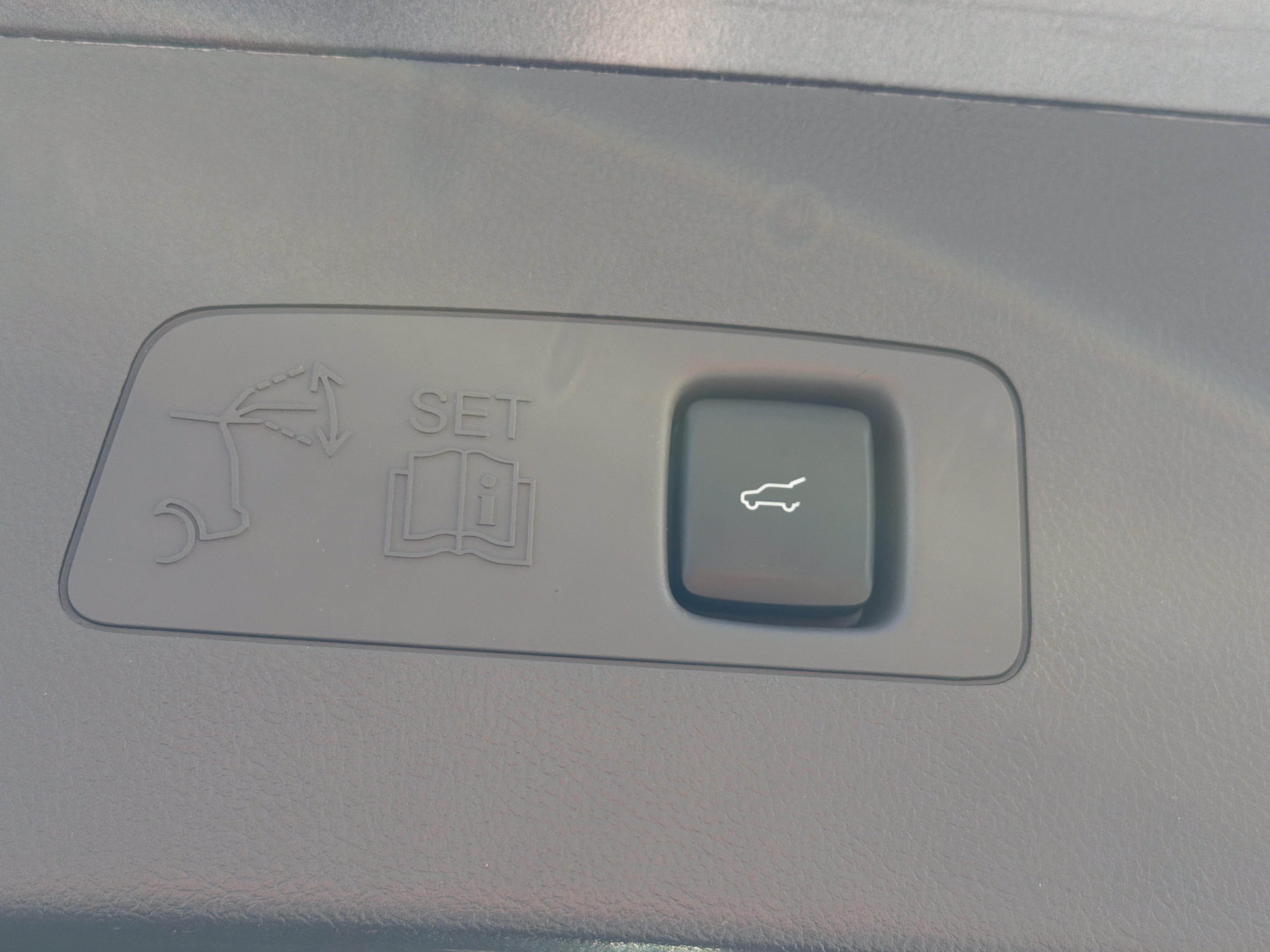 Certified 2024 Lincoln Corsair Grand Touring w/ Rear Removable Package Tray AWD/4WD image 6