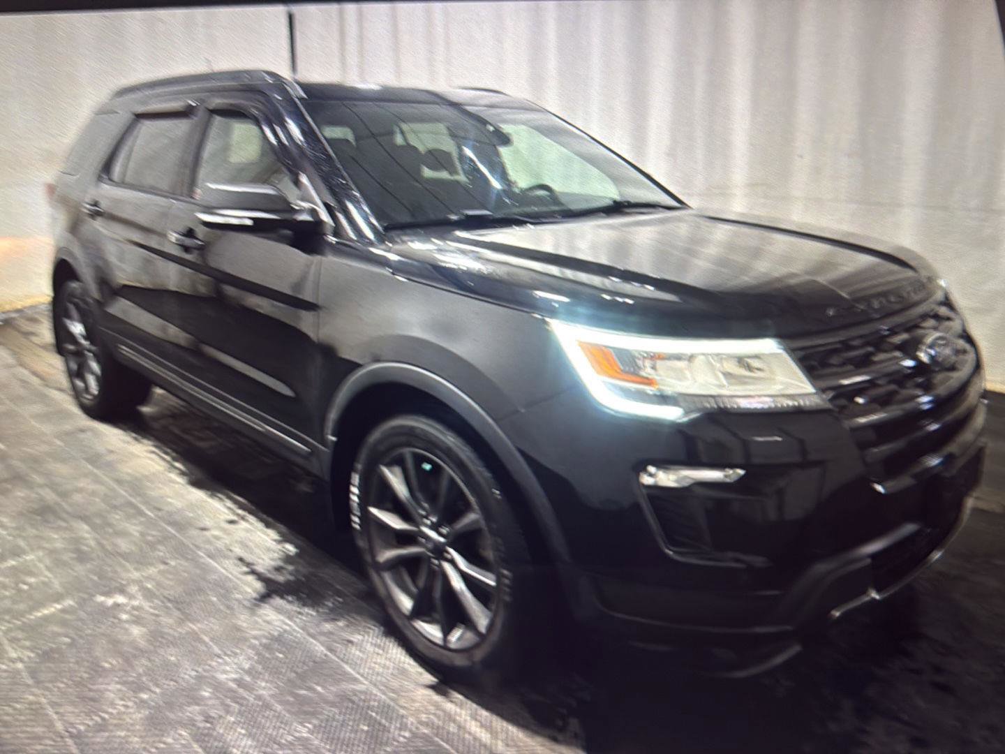 Used 2019 Ford Explorer XLT w/ XLT Sport Appearance Package AWD/4WD image 3