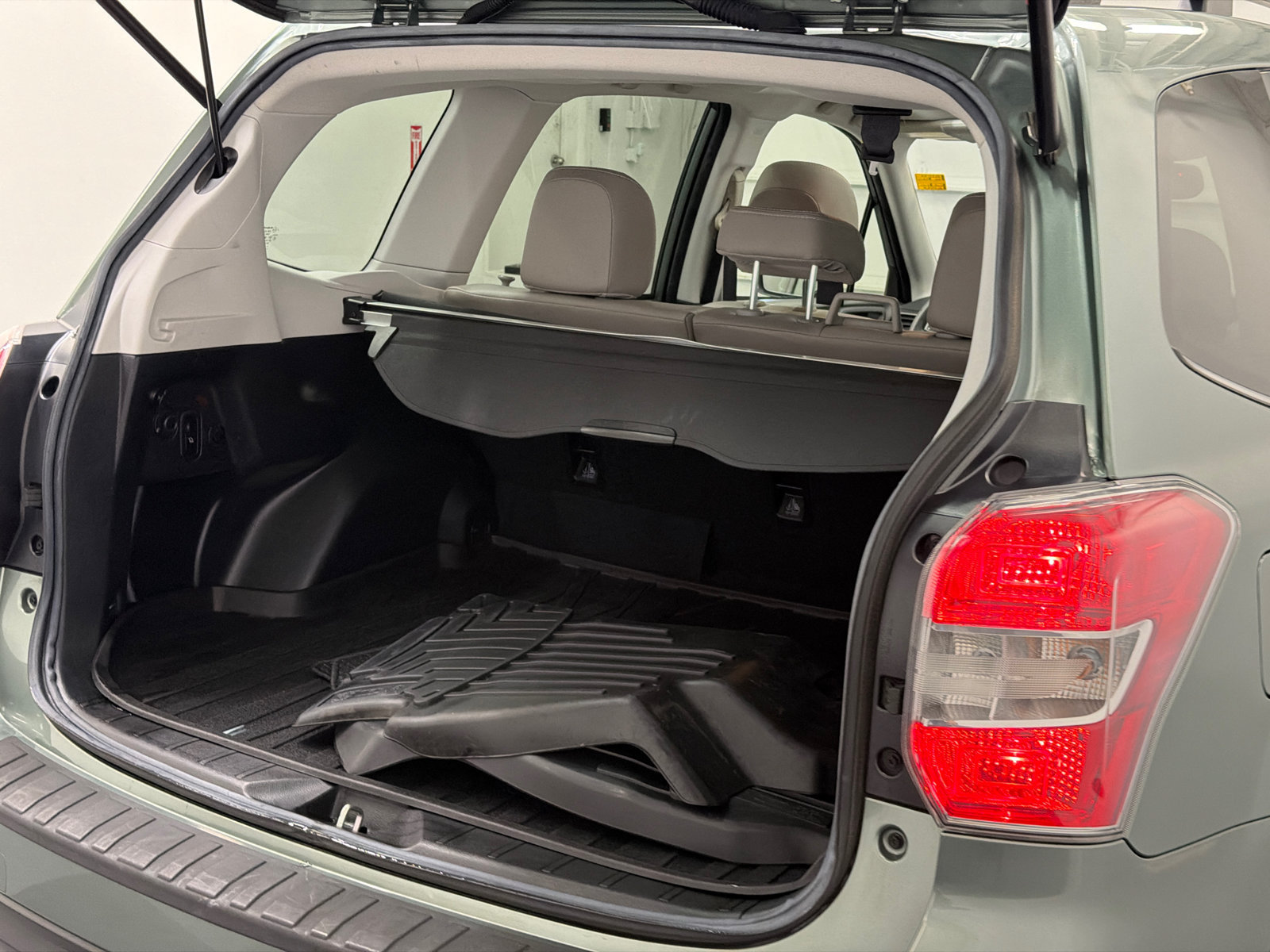 Used 2016 Subaru Forester 2.5i Touring w/ Eyesight & Navigation System AWD/4WD image 8