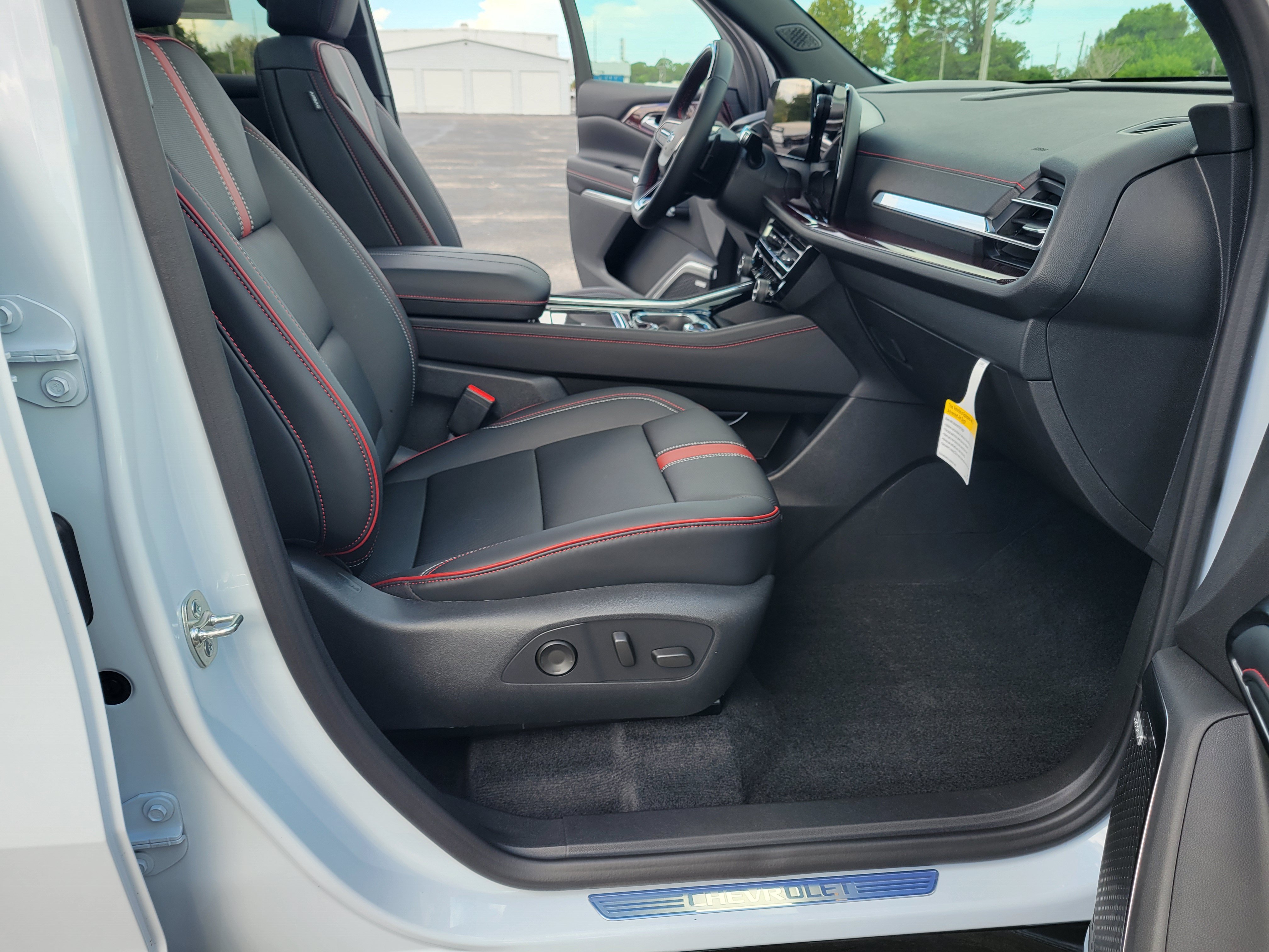 New 2027 Chevrolet Traverse RS w/ LPO, Floor Liner Package FWD image 33