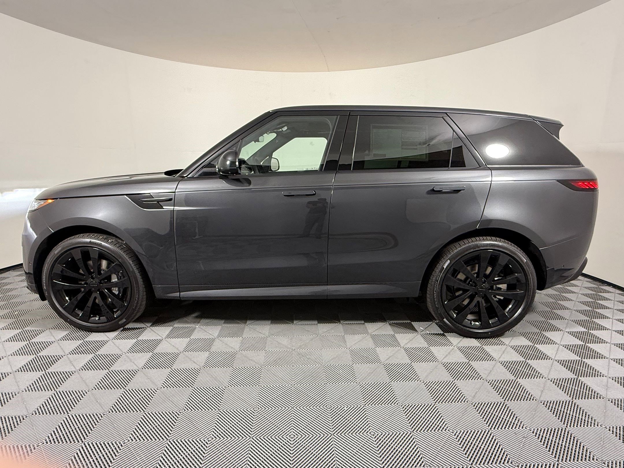 New 2026 Land Rover Range Rover Sport Dynamic SE AWD/4WD image 2