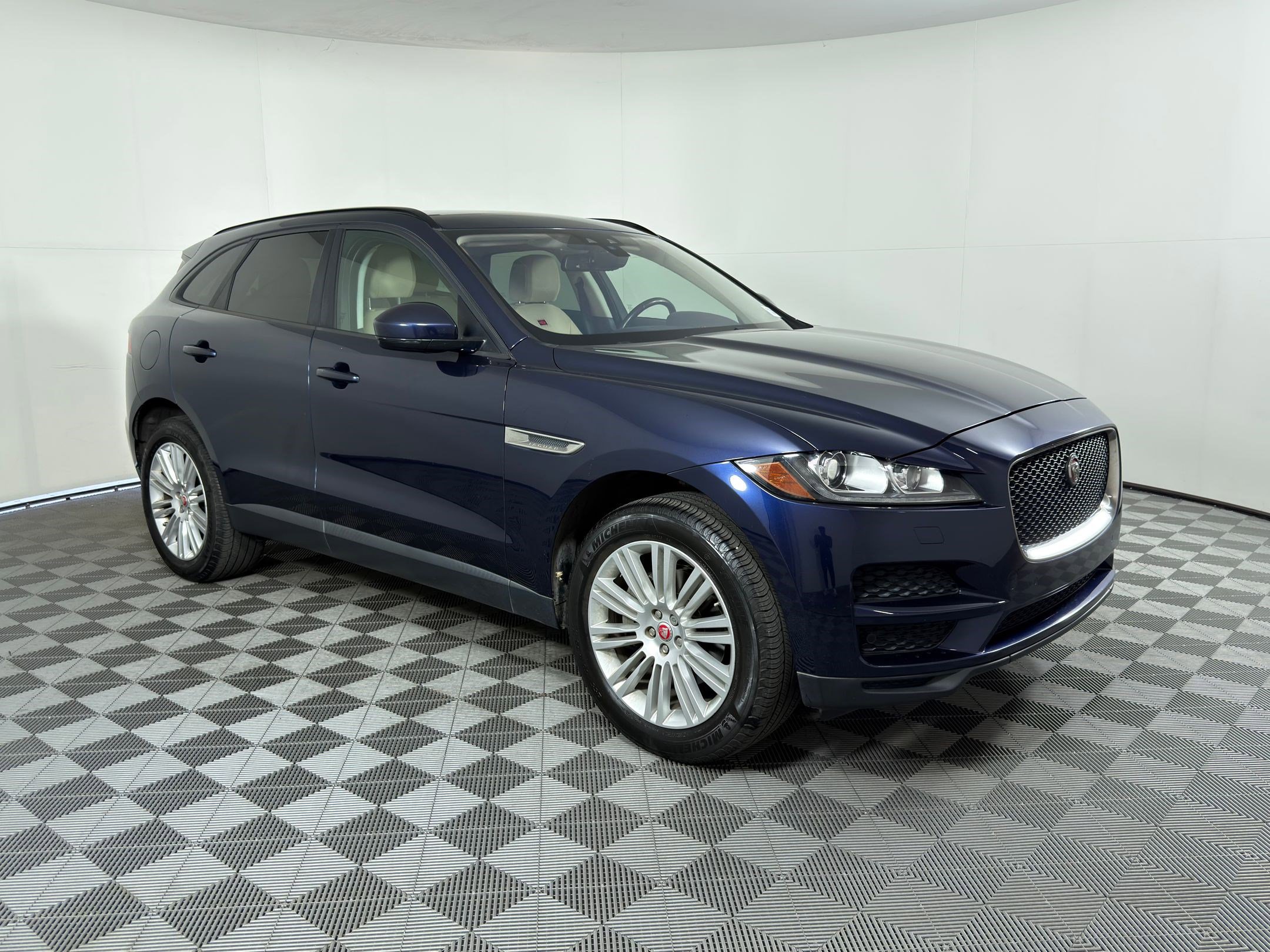 Used 2017 Jaguar F-PACE Premium image 7