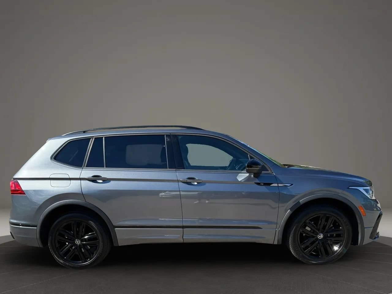 Used 2022 Volkswagen Tiguan SE R-Line AWD/4WD image 4
