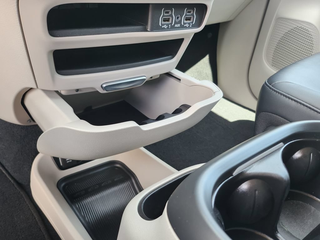 Used 2024 Chrysler Pacifica Touring-L FWD image 31