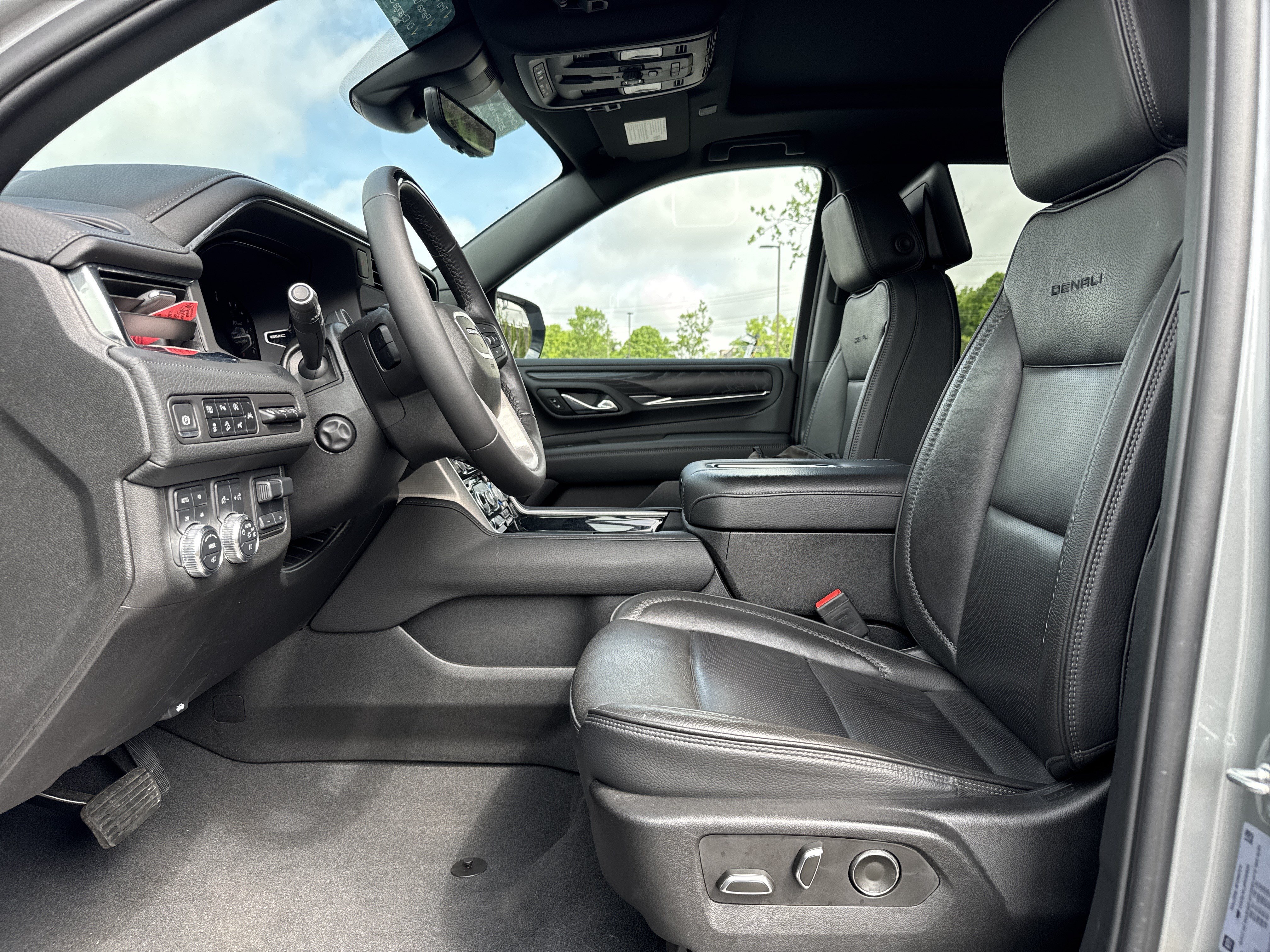 Used 2024 GMC Yukon XL Denali w/ Denali Reserve Package AWD/4WD image 16