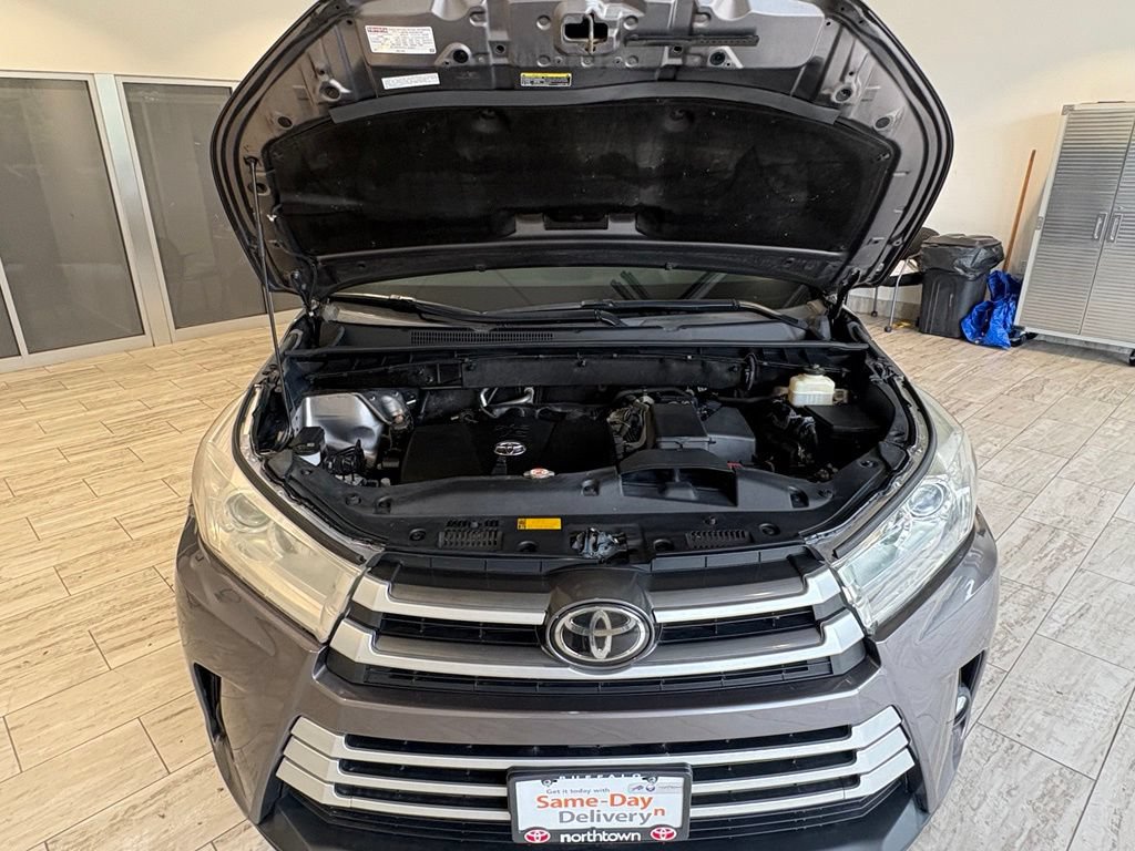 Used 2018 Toyota Highlander XLE AWD/4WD image 25