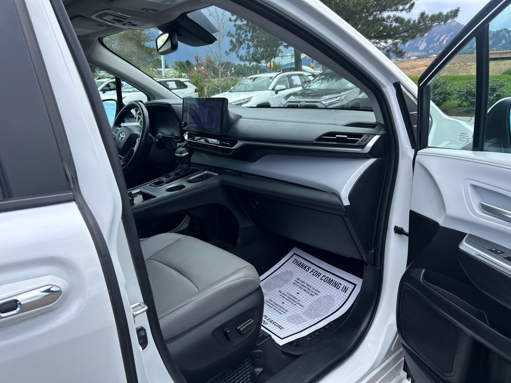 Used 2025 Toyota Sienna XLE AWD/4WD image 12