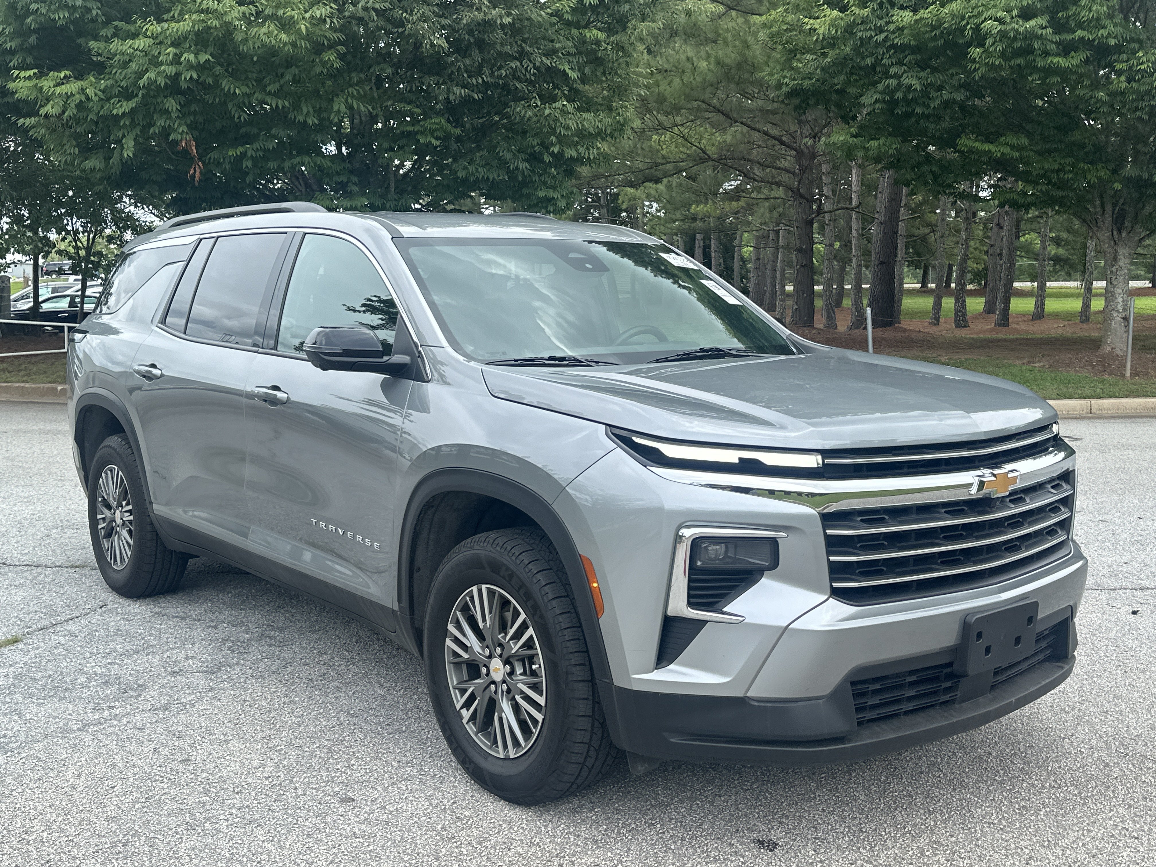 Used 2024 Chevrolet Traverse LT FWD image 3