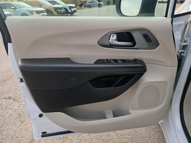 Used 2023 Chrysler Pacifica Touring-L FWD image 25