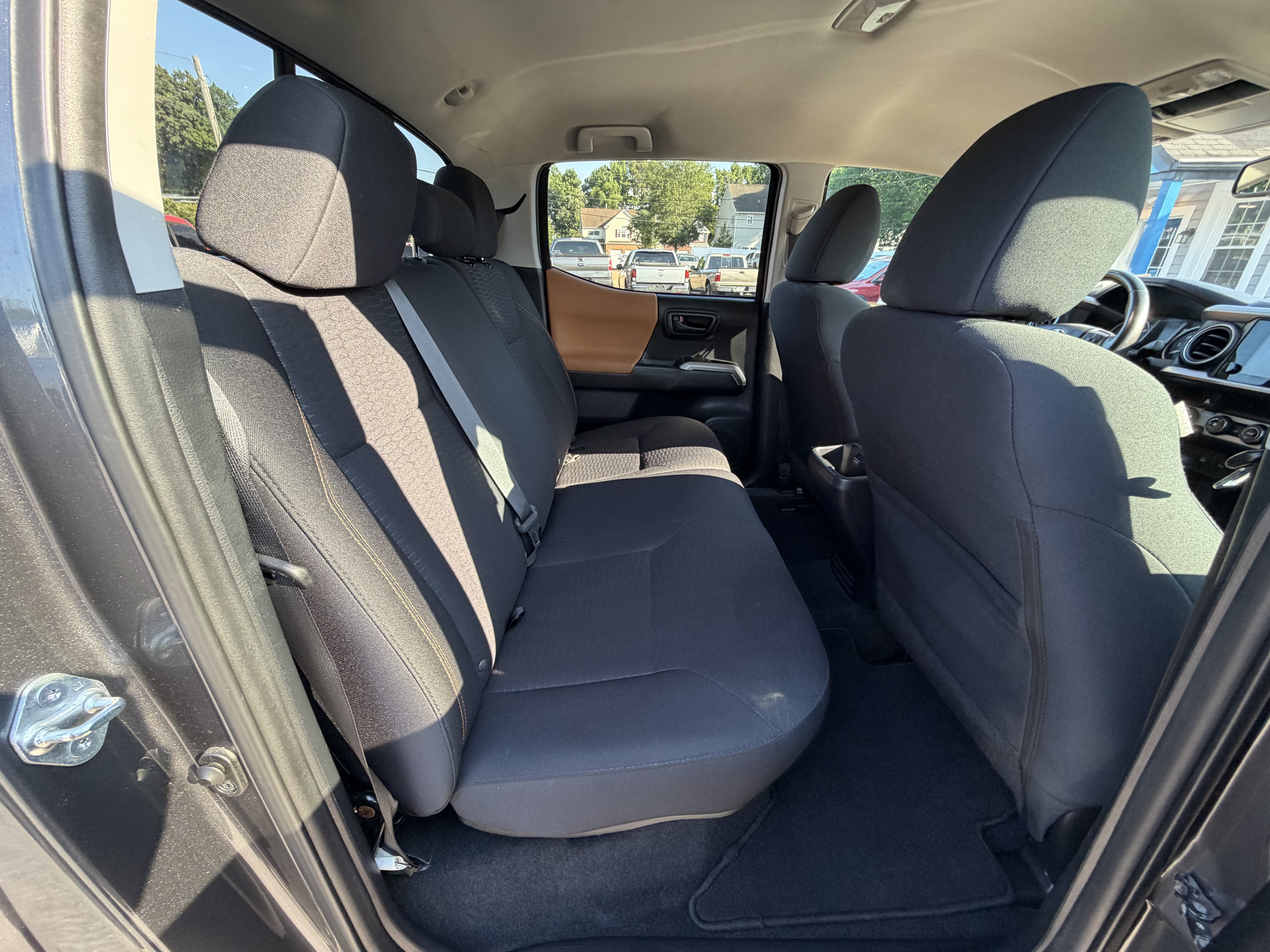 Used 2017 Toyota Tacoma SR5 AWD/4WD image 19