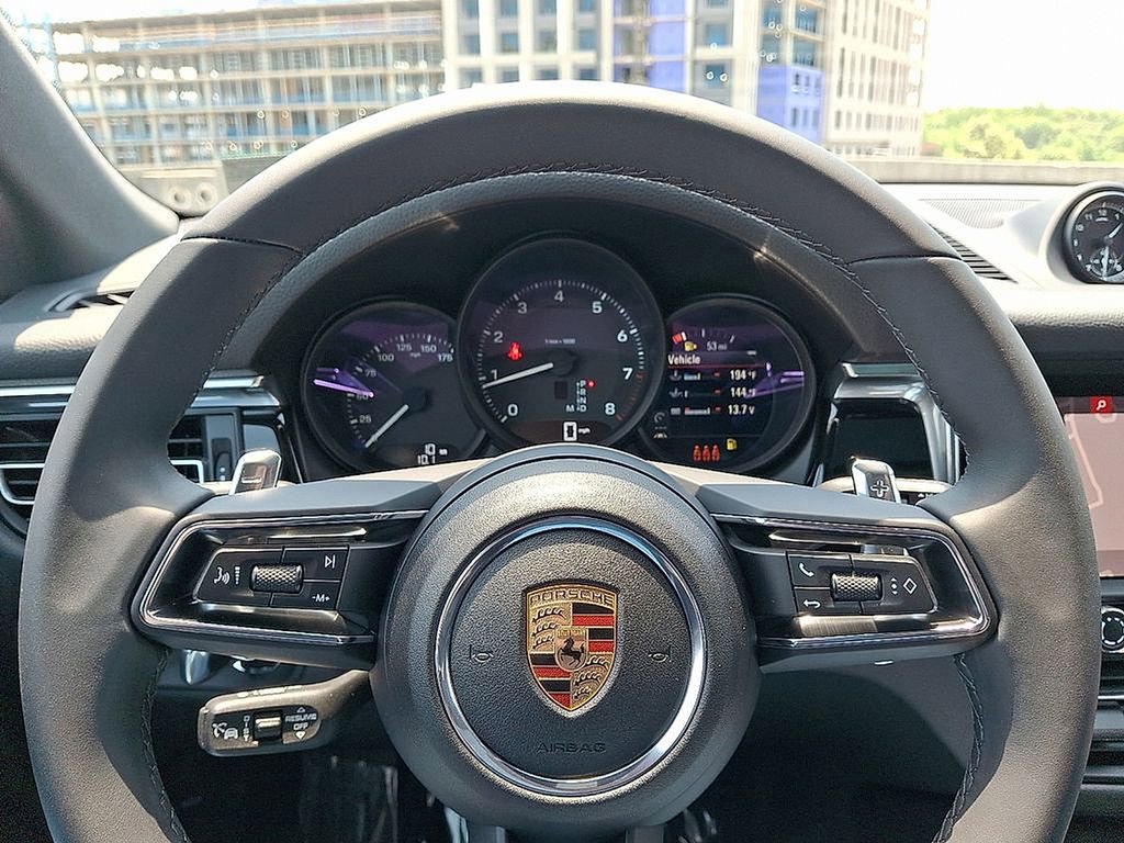 Used 2025 Porsche Macan image 22