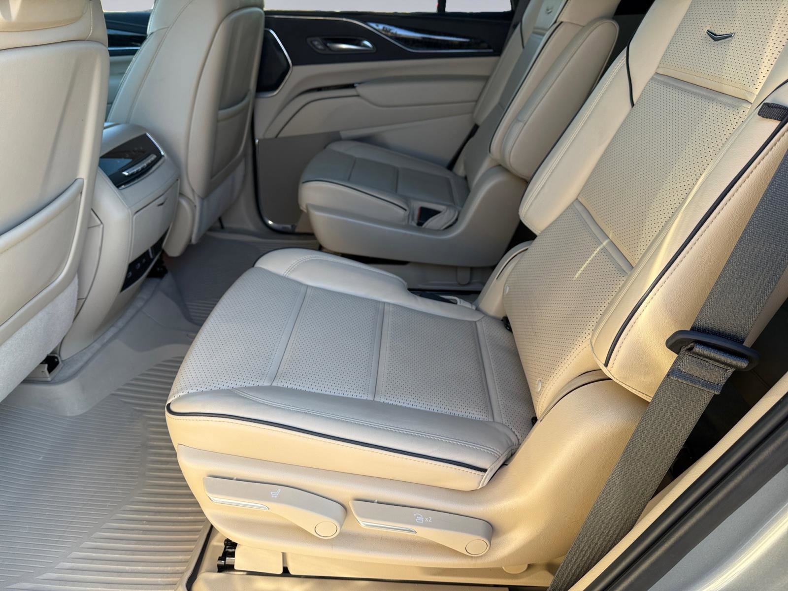 Certified 2024 Cadillac Escalade Premium Luxury image 12