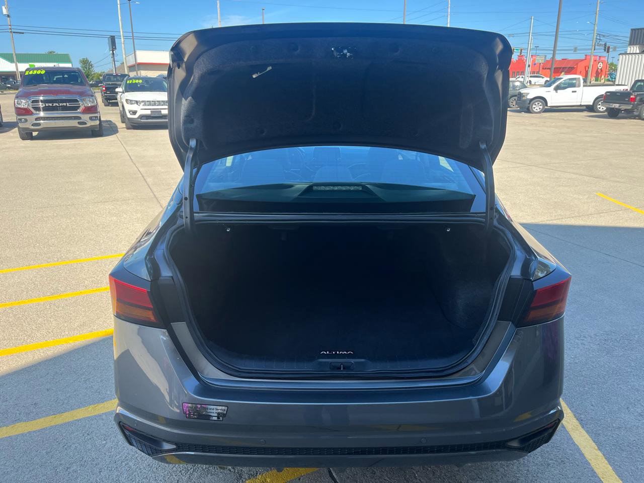 Used 2024 Nissan Altima 2.5 SV FWD image 11