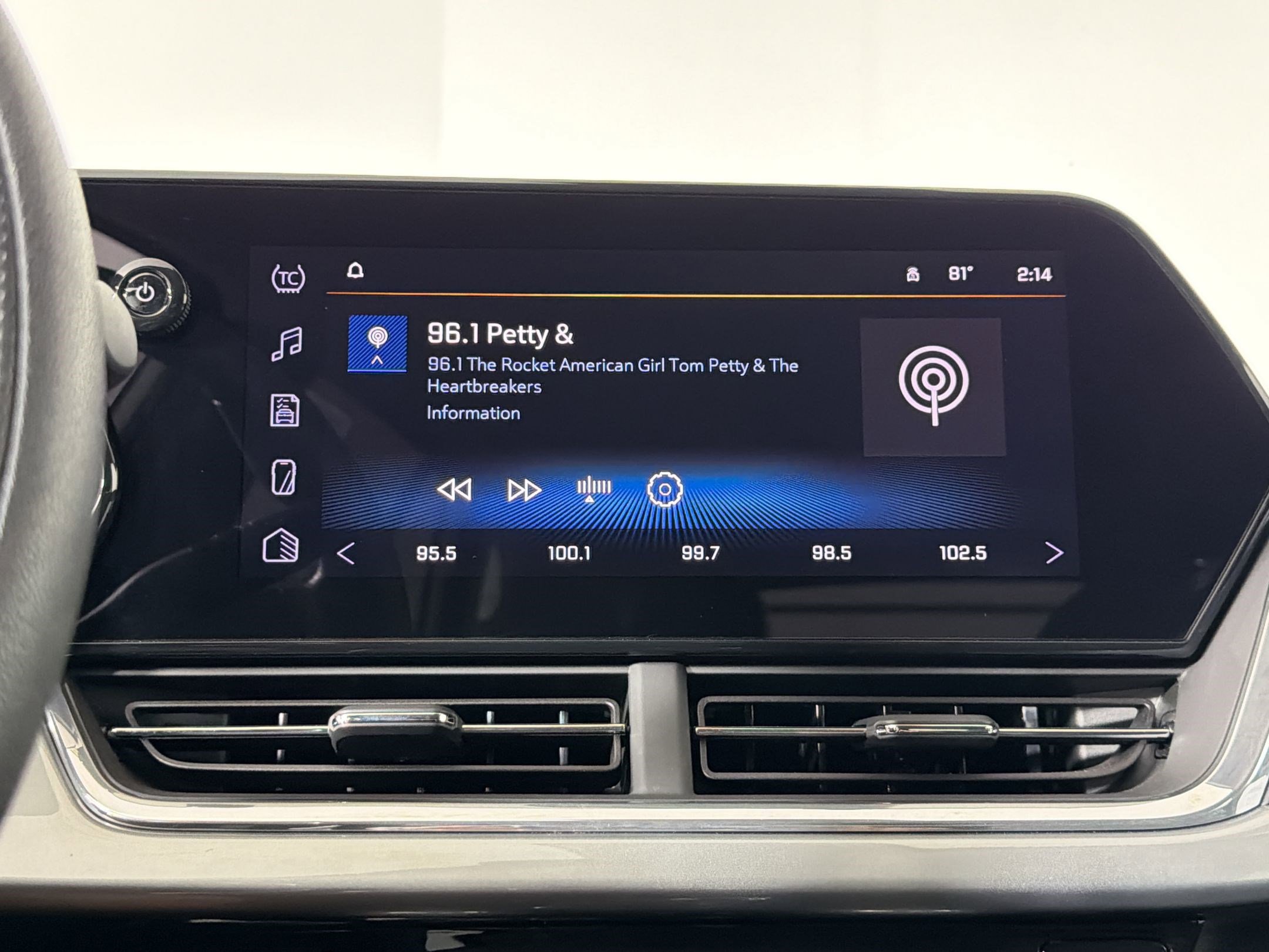 Used 2024 Chevrolet Trax LT FWD image 23