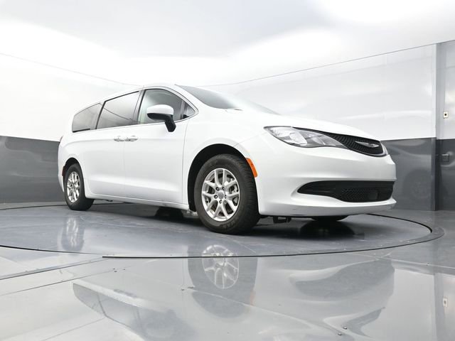 Used 2023 Chrysler Voyager LX image 31