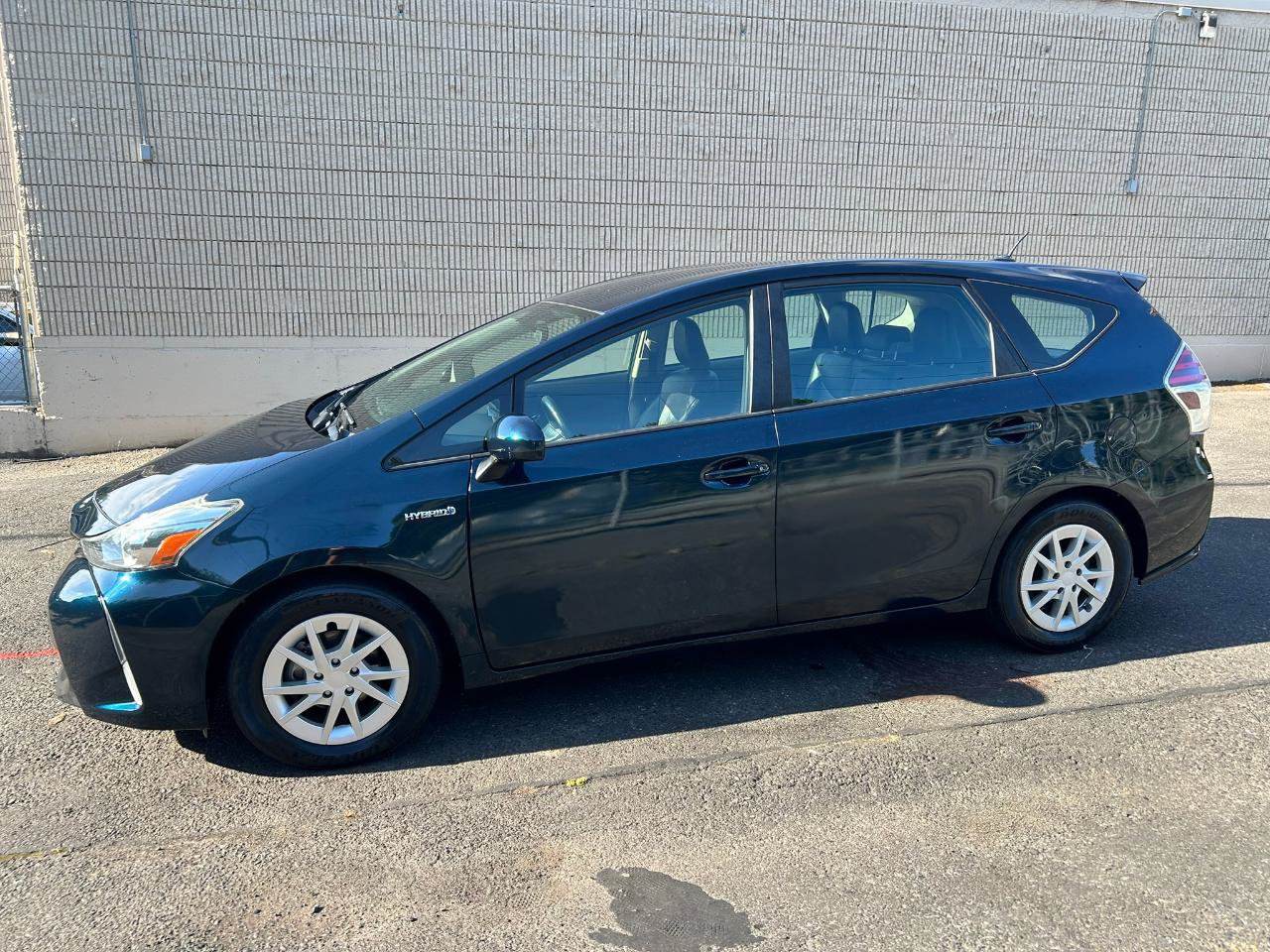 Used 2017 Toyota Prius V Four w/ Carpet Mat Package FWD image 8