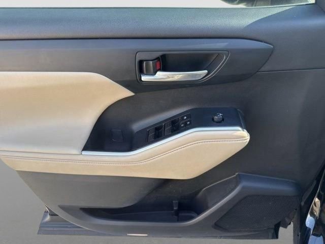 Used 2023 Toyota Highlander XLE AWD/4WD image 10