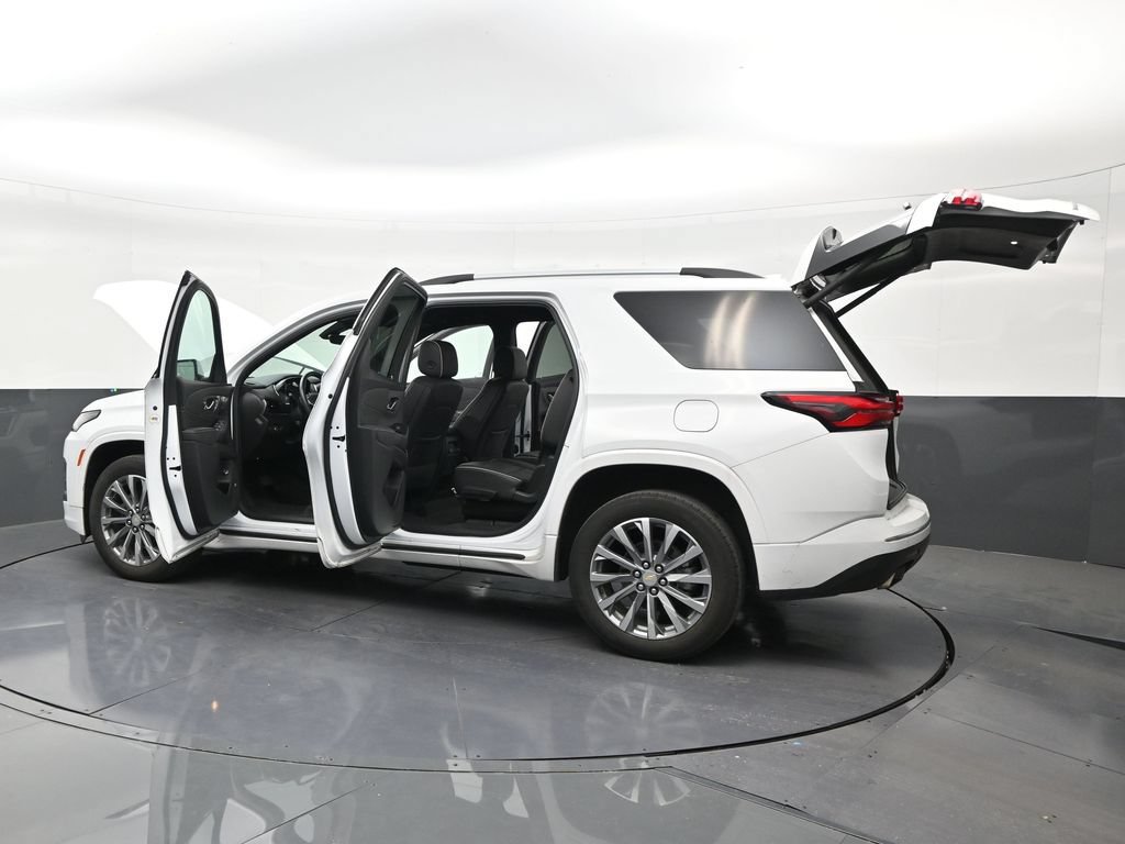 Used 2023 Chevrolet Traverse Premier FWD image 30