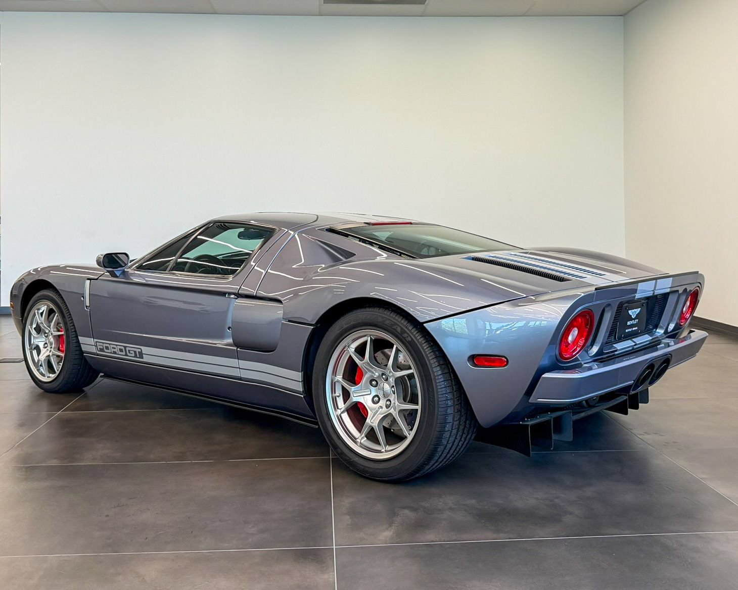 Used 2006 Ford GT RWD image 7