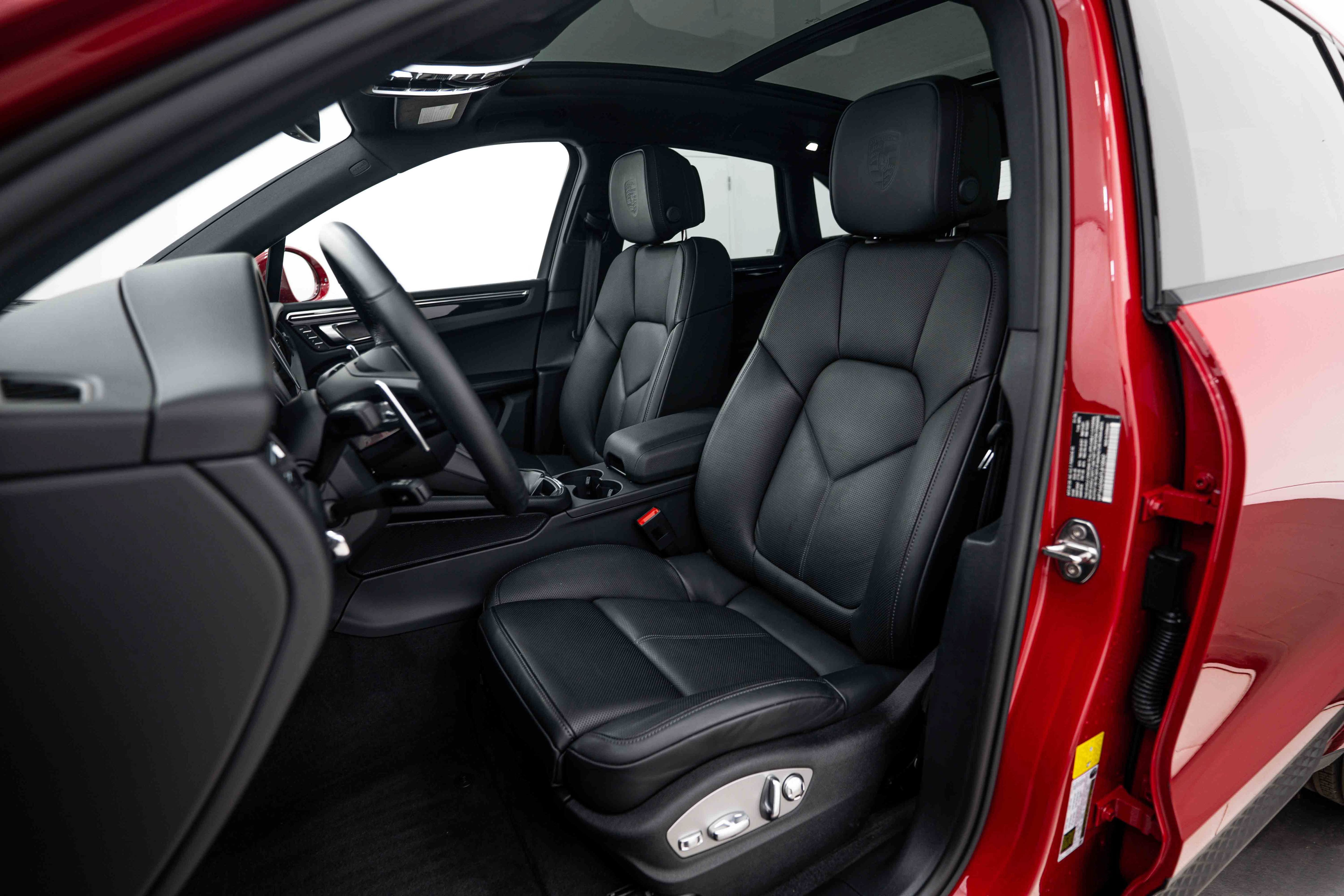 Certified 2026 Porsche Macan AWD/4WD image 5
