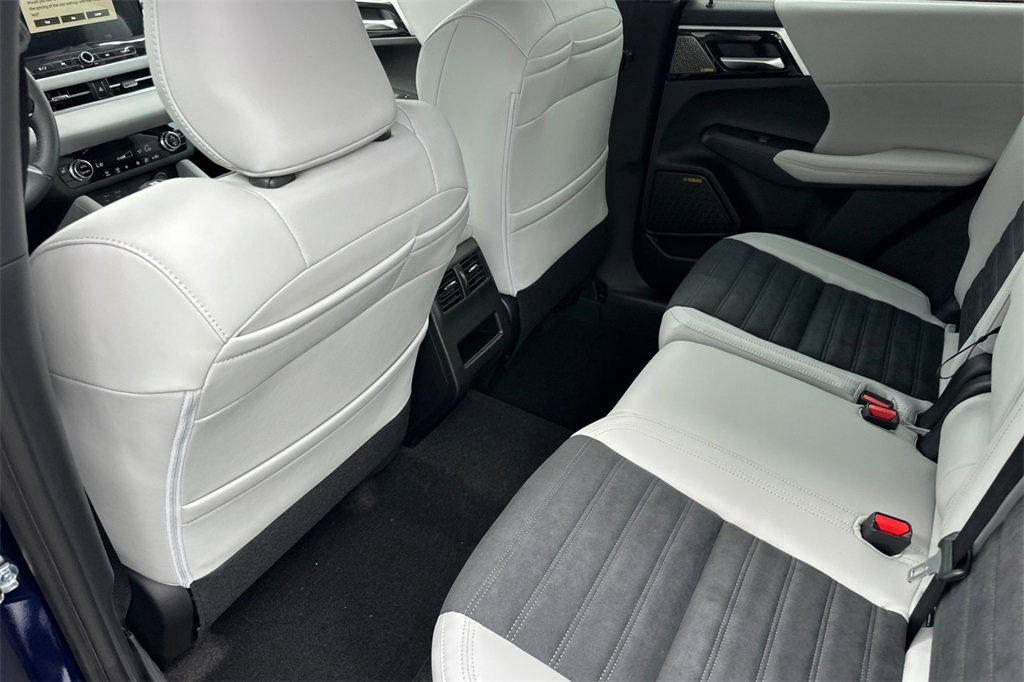 New 2025 Mitsubishi Outlander SE image 12