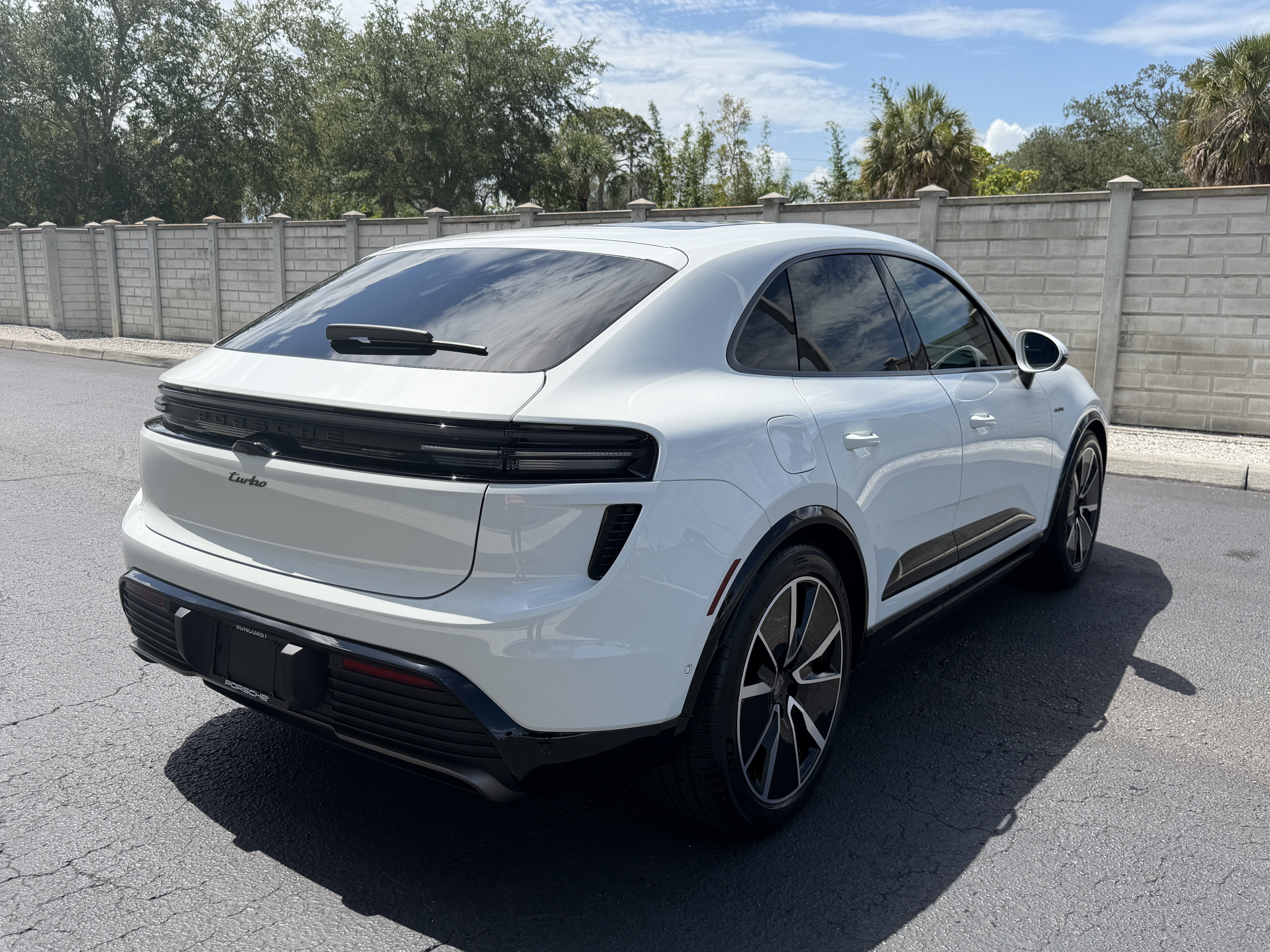 Used 2024 Porsche Macan Turbo Electric AWD/4WD image 6