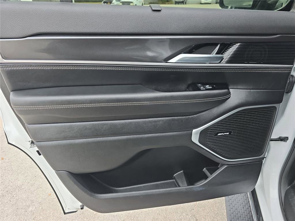 Used 2023 Jeep Wagoneer 4WD w/ Premium Group I image 18