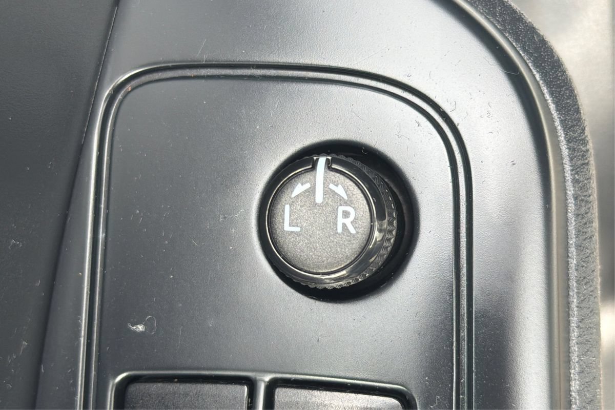Used 2018 Toyota C-HR XLE FWD image 34