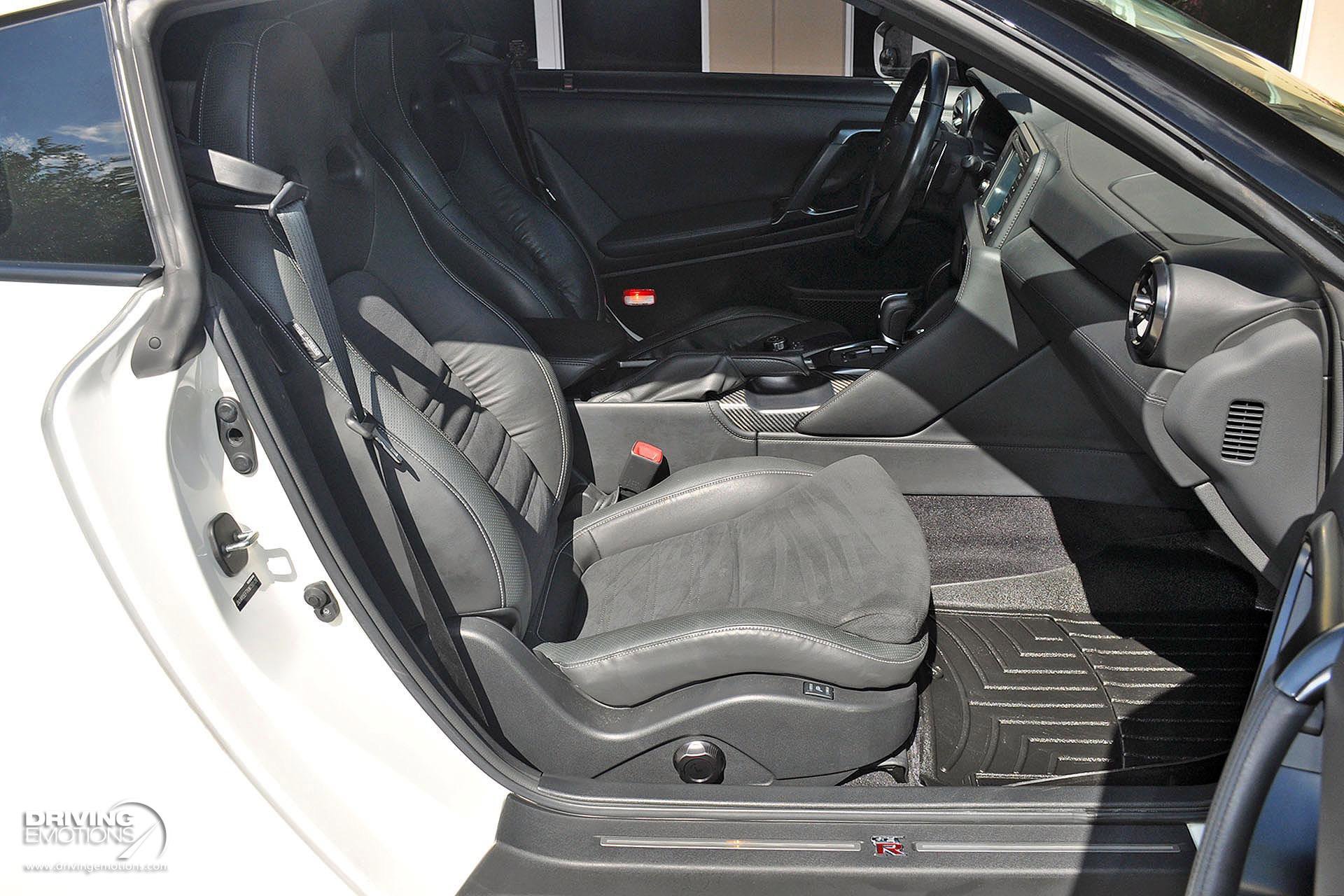 Used 2019 Nissan GT-R Premium image 17