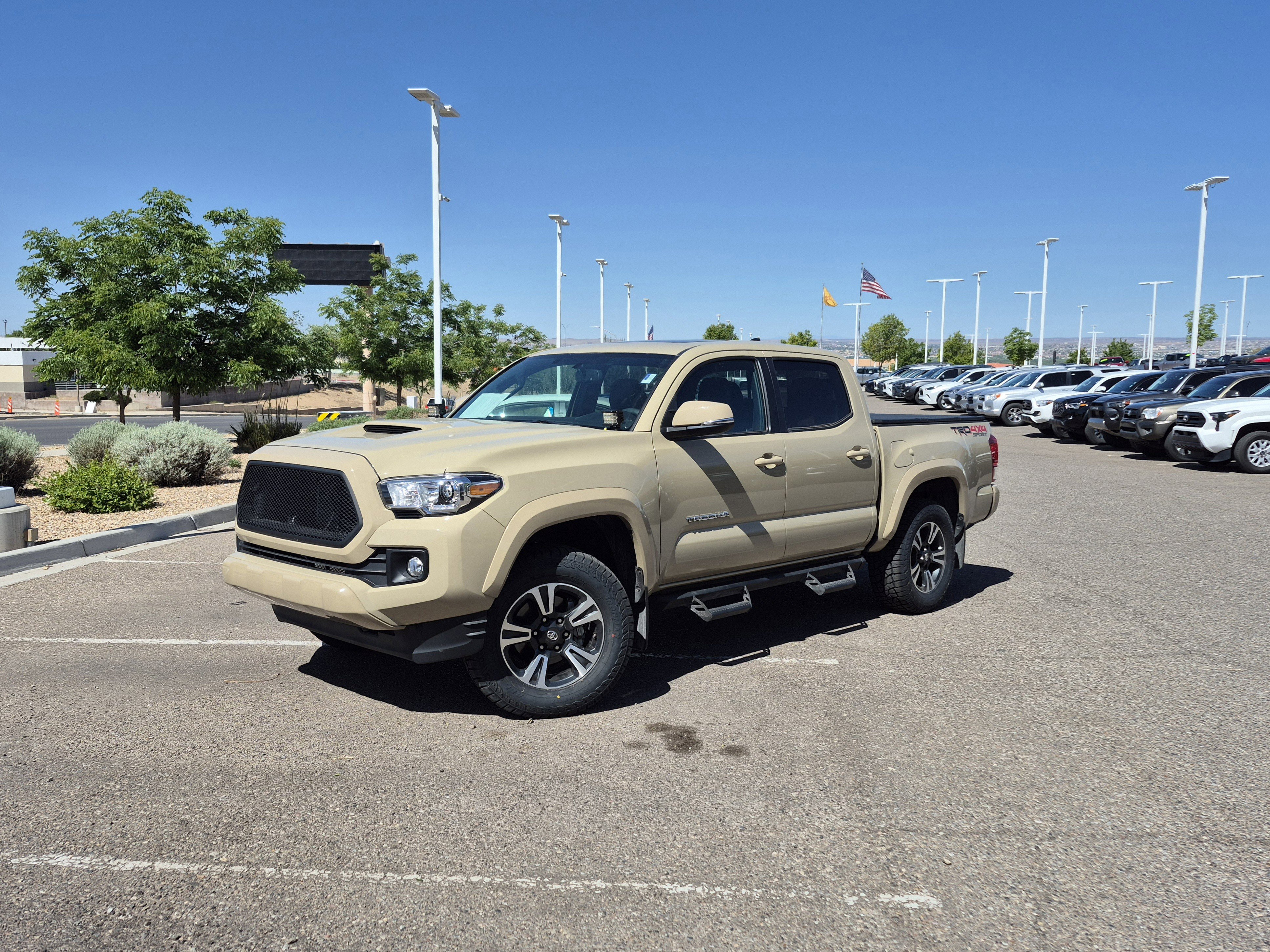 Used 2017 Toyota Tacoma TRD Sport w/ Premium & Technology Package AWD/4WD image 1