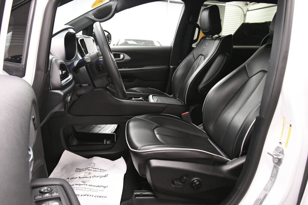 Used 2025 Chrysler Pacifica Limited FWD image 9