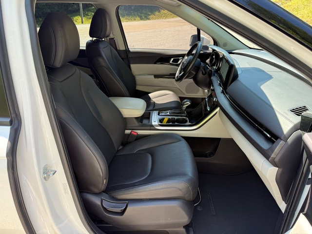 Used 2024 Kia Carnival EX FWD image 21