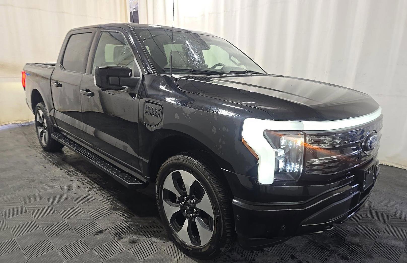 Used 2023 Ford F150 Lightning Platinum AWD/4WD image 3