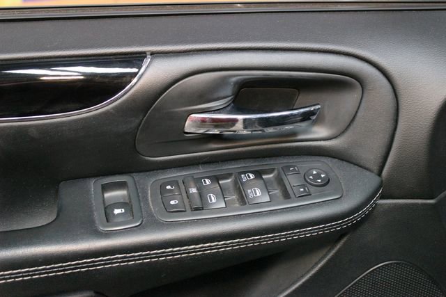 Used 2019 Dodge Grand Caravan SE FWD image 16