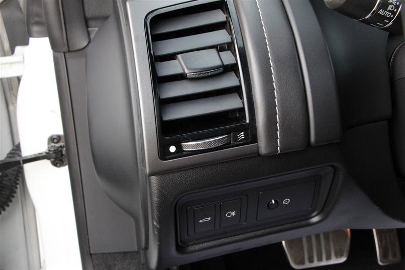 Used 2016 Jaguar F-TYPE R AWD/4WD image 22